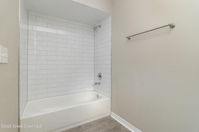 bathroom featuring tiled shower / bath