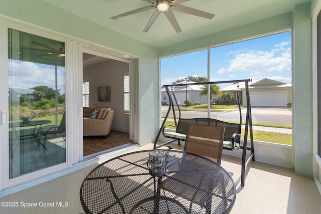 sunroom with ceiling fan