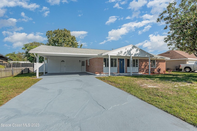 view of front of home featuring a carport and a front yard