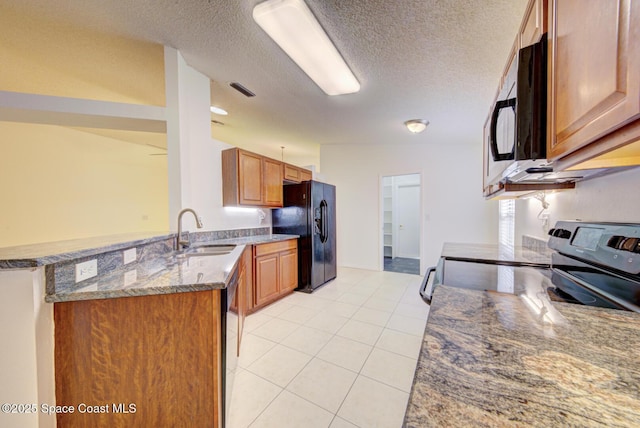 kitchen with sink, black refrigerator with ice dispenser, kitchen peninsula, a textured ceiling, and stainless steel electric stove