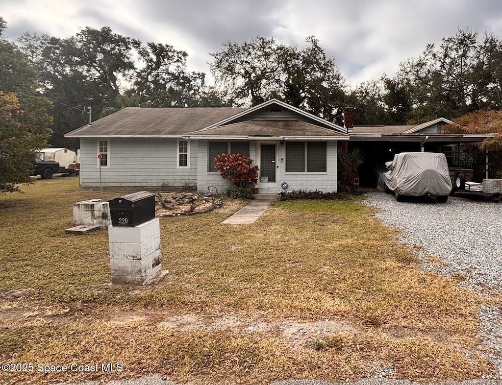 ranch-style house featuring a front lawn