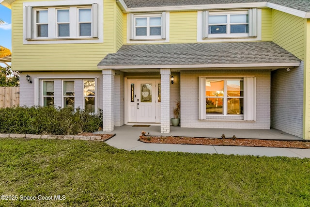 view of front facade featuring a front lawn