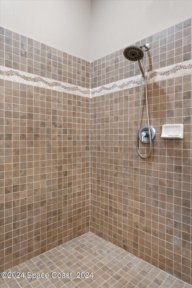 bathroom featuring a tile shower