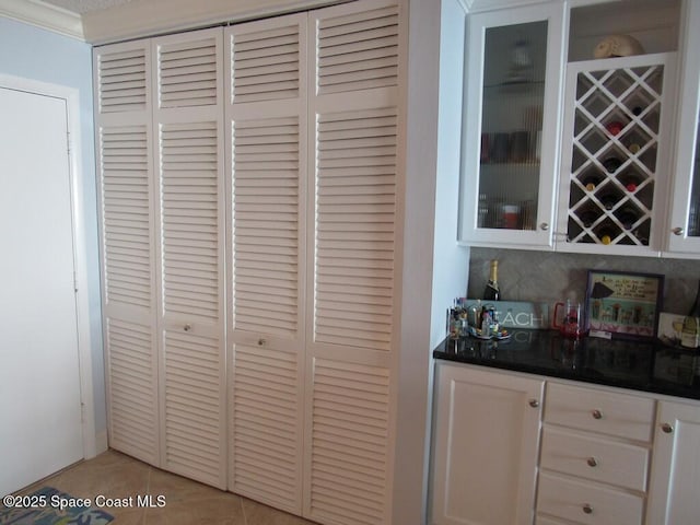 room details featuring tasteful backsplash and bar