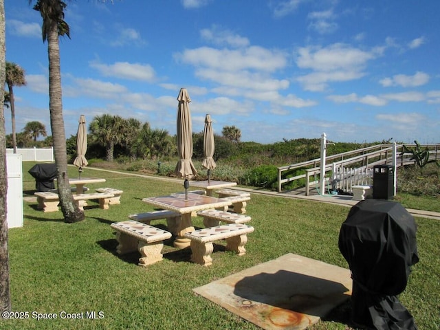 view of property's community featuring a lawn