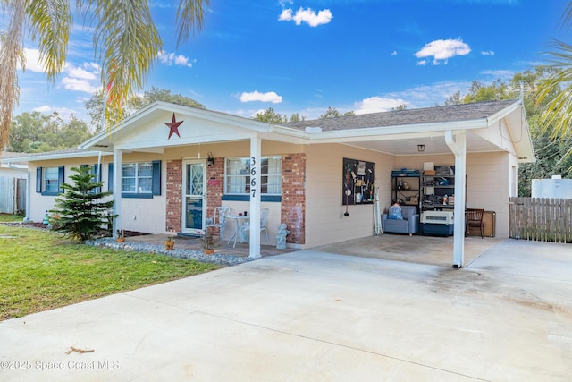 view of front facade featuring a front lawn, a porch, and a carport