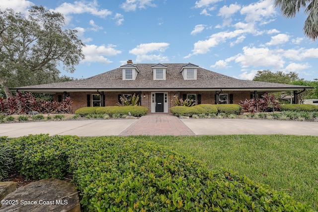 view of front of house featuring a front lawn