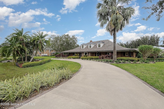 view of front of home featuring a front lawn