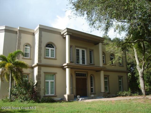 view of front facade featuring a front yard