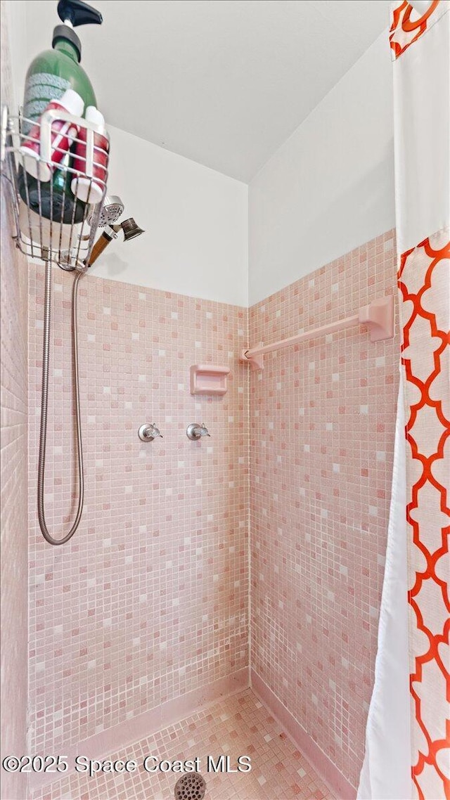 bathroom featuring curtained shower