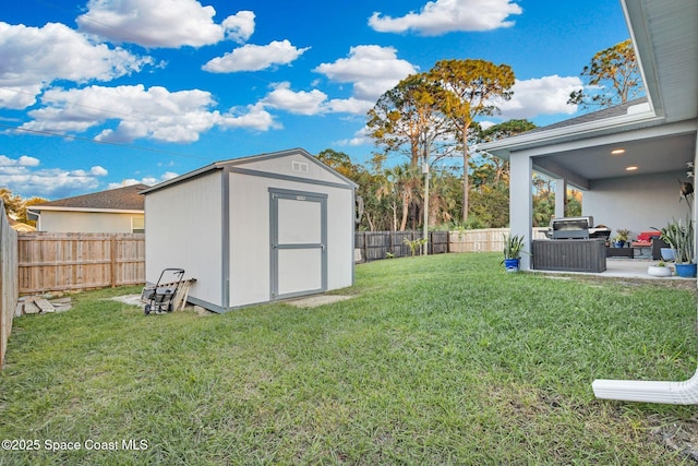 view of yard featuring a storage unit