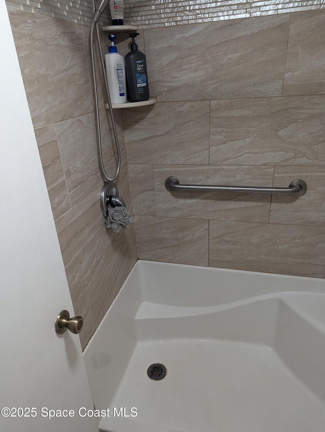 bathroom featuring a tile shower