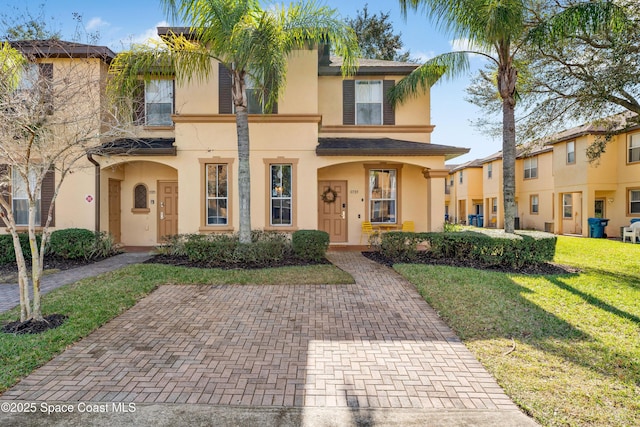 view of front of property featuring a front lawn