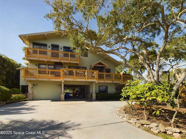 view of front facade featuring a garage