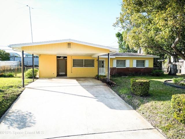 view of front of property featuring a front yard and a carport