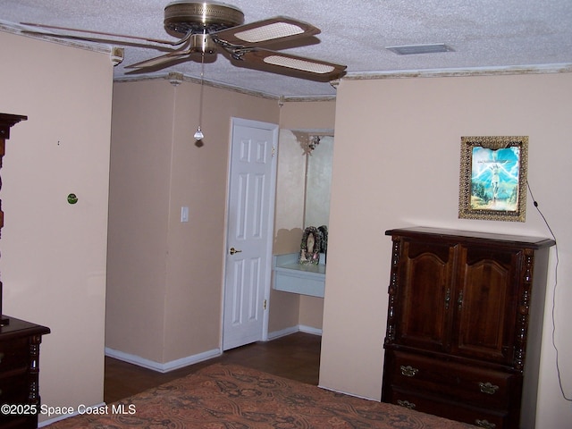 unfurnished bedroom featuring ceiling fan and a textured ceiling