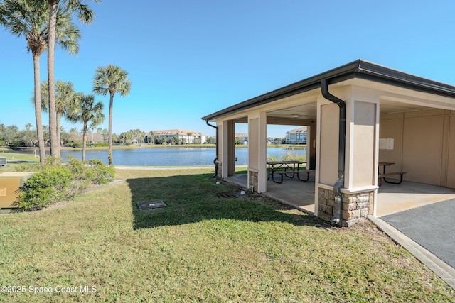 view of yard featuring a water view