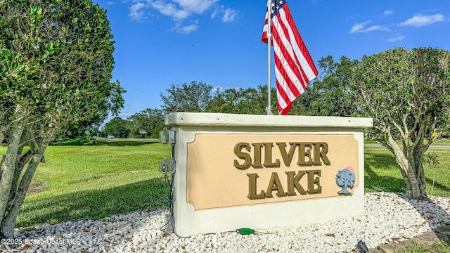 community sign featuring a yard