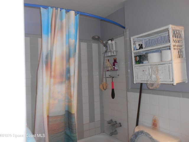 bathroom featuring shower / tub combo