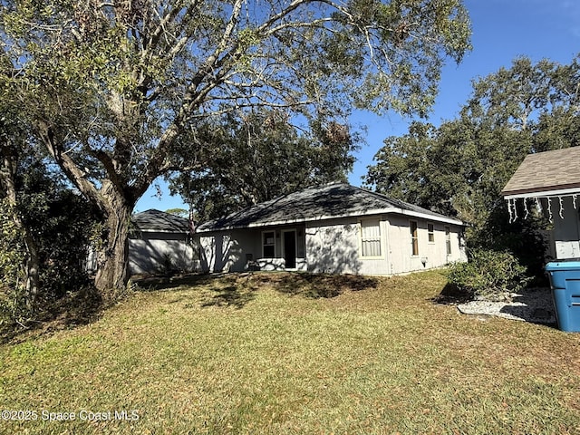 view of front facade with a front yard