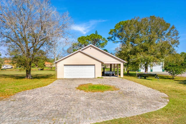 view of front of property featuring a carport and a front yard