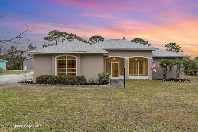 view of front of property featuring a yard