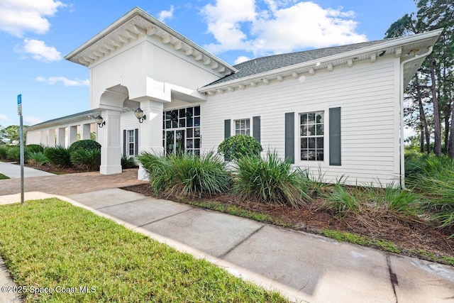 view of front of home with a front yard