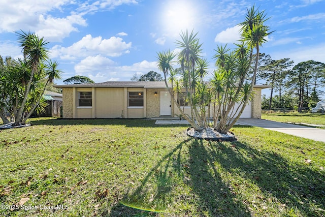 view of front of property featuring a front lawn