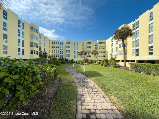 view of property's community featuring a lawn