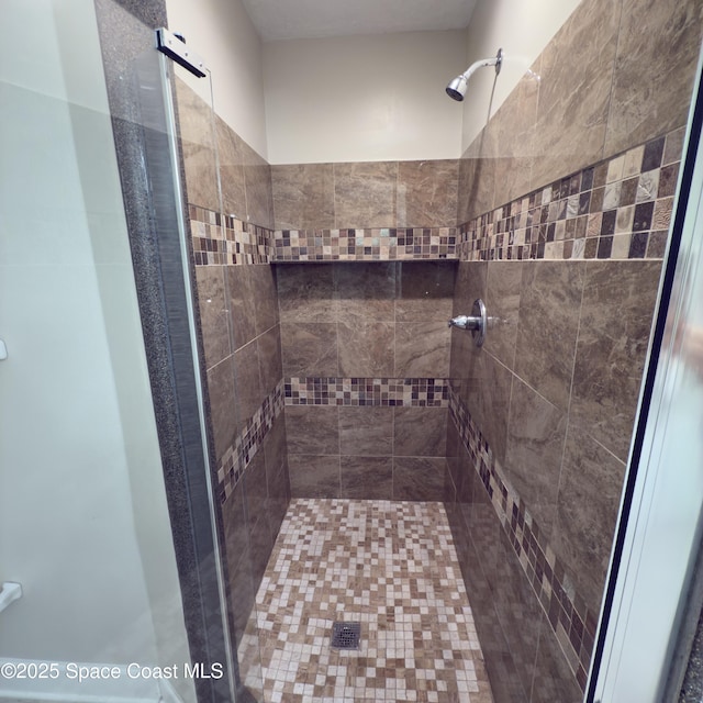 bathroom featuring a tile shower