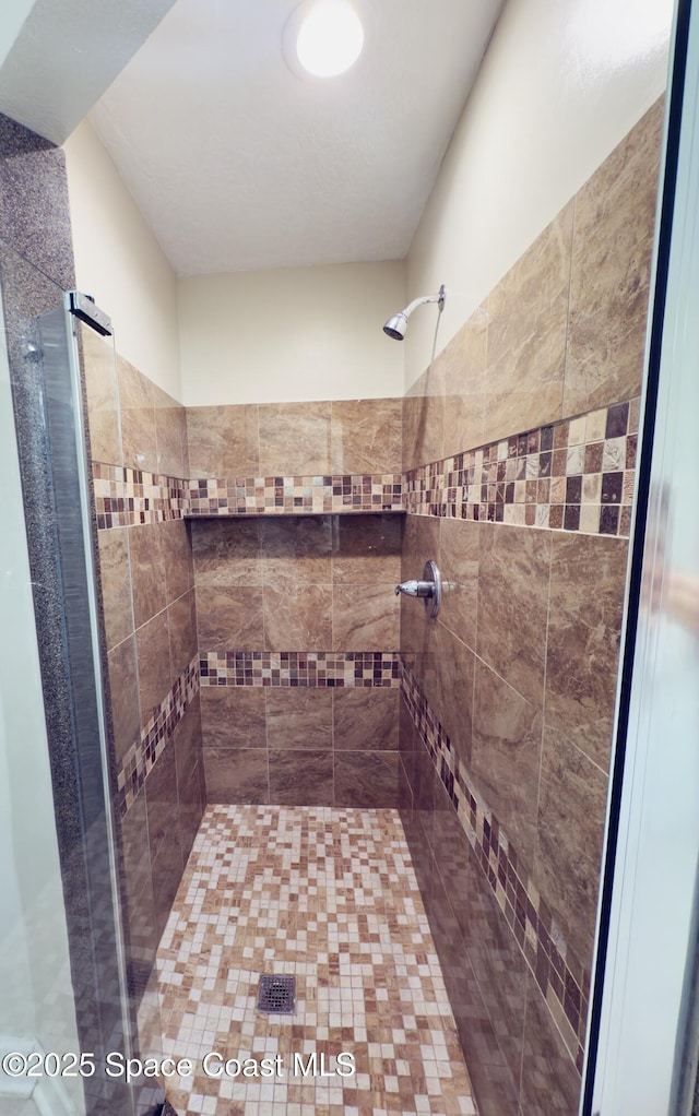 bathroom featuring a tile shower