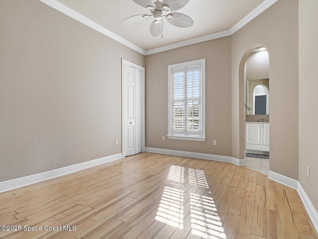 unfurnished room with crown molding, light hardwood / wood-style flooring, and ceiling fan