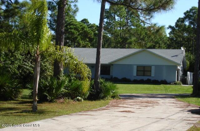 view of front of house featuring a front lawn