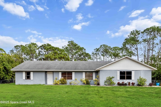 single story home featuring a front lawn