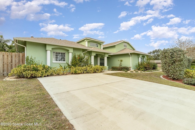 view of front of property featuring a front lawn