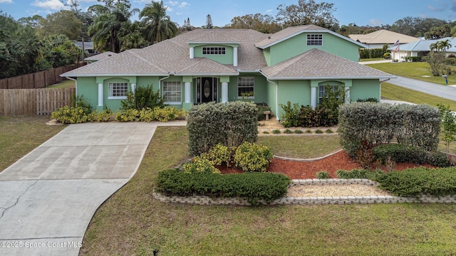 view of front of home featuring a front lawn