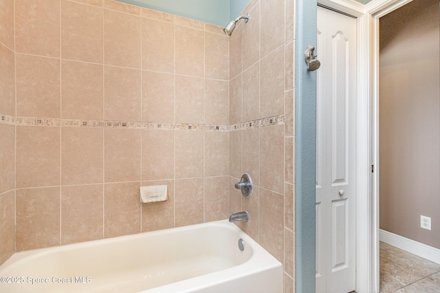 bathroom with tiled shower / bath combo