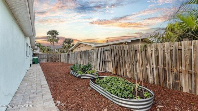 view of yard at dusk