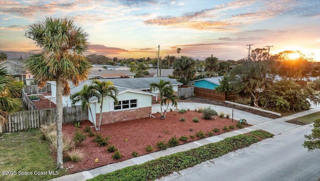 view of yard at dusk