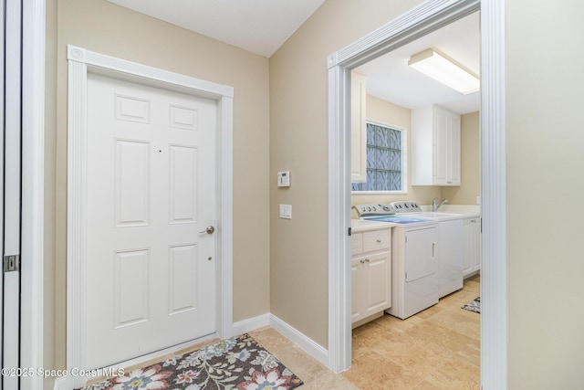 foyer entrance featuring washing machine and dryer