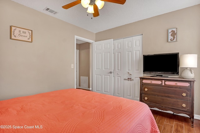 bedroom featuring ceiling fan and a textured ceiling