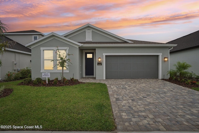 view of front facade featuring a garage and a yard