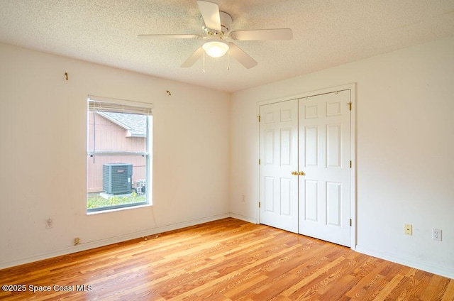 unfurnished bedroom with a textured ceiling, ceiling fan, light hardwood / wood-style flooring, and a closet