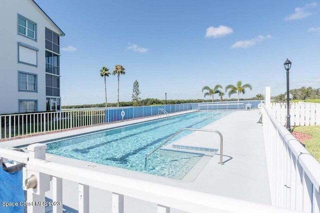 view of swimming pool