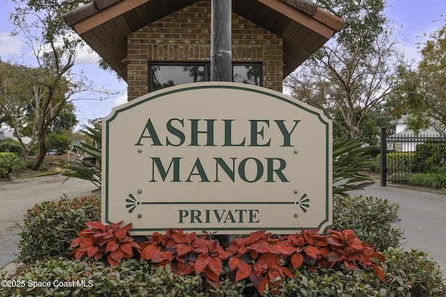 view of community / neighborhood sign