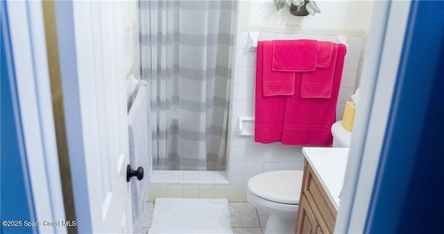 bathroom with a shower with curtain, vanity, and toilet