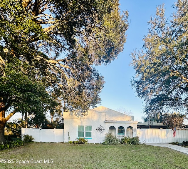 view of front facade with a front yard