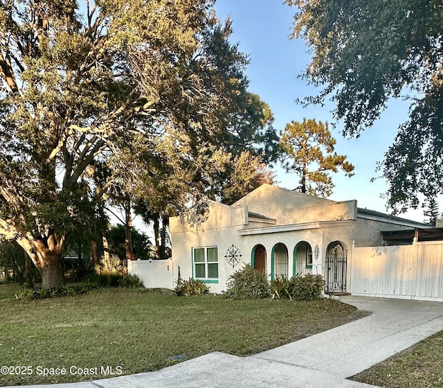 view of front of house with a front lawn