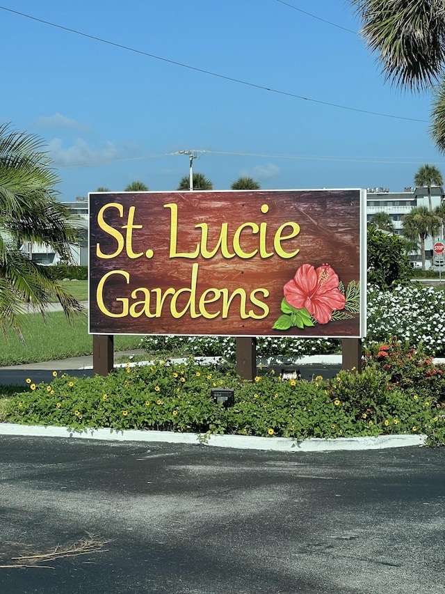 view of community / neighborhood sign