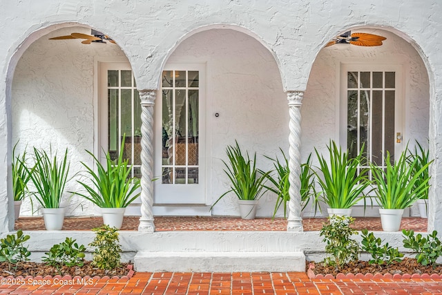 doorway to property with ceiling fan